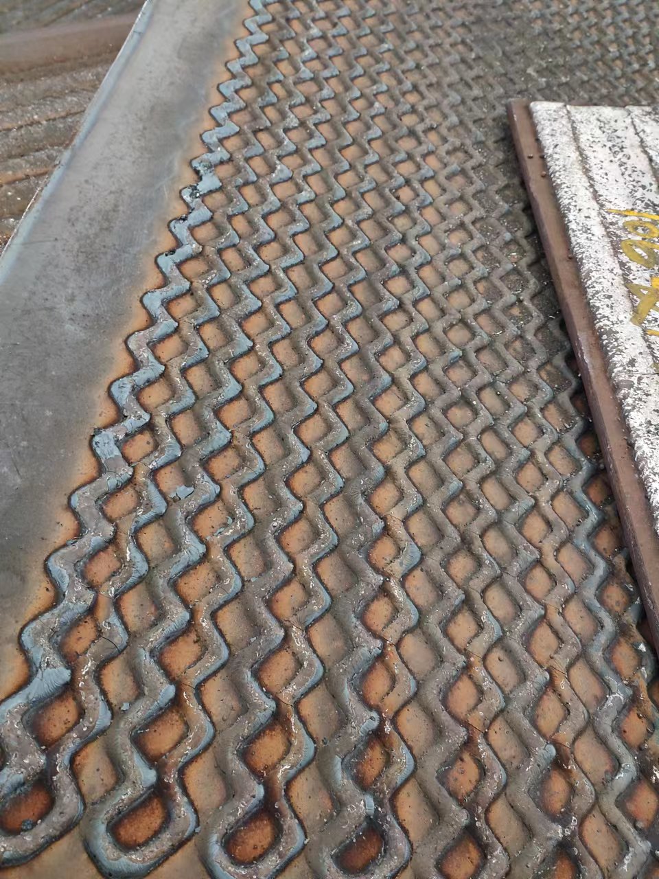 陕西堆焊耐磨板花板8+6