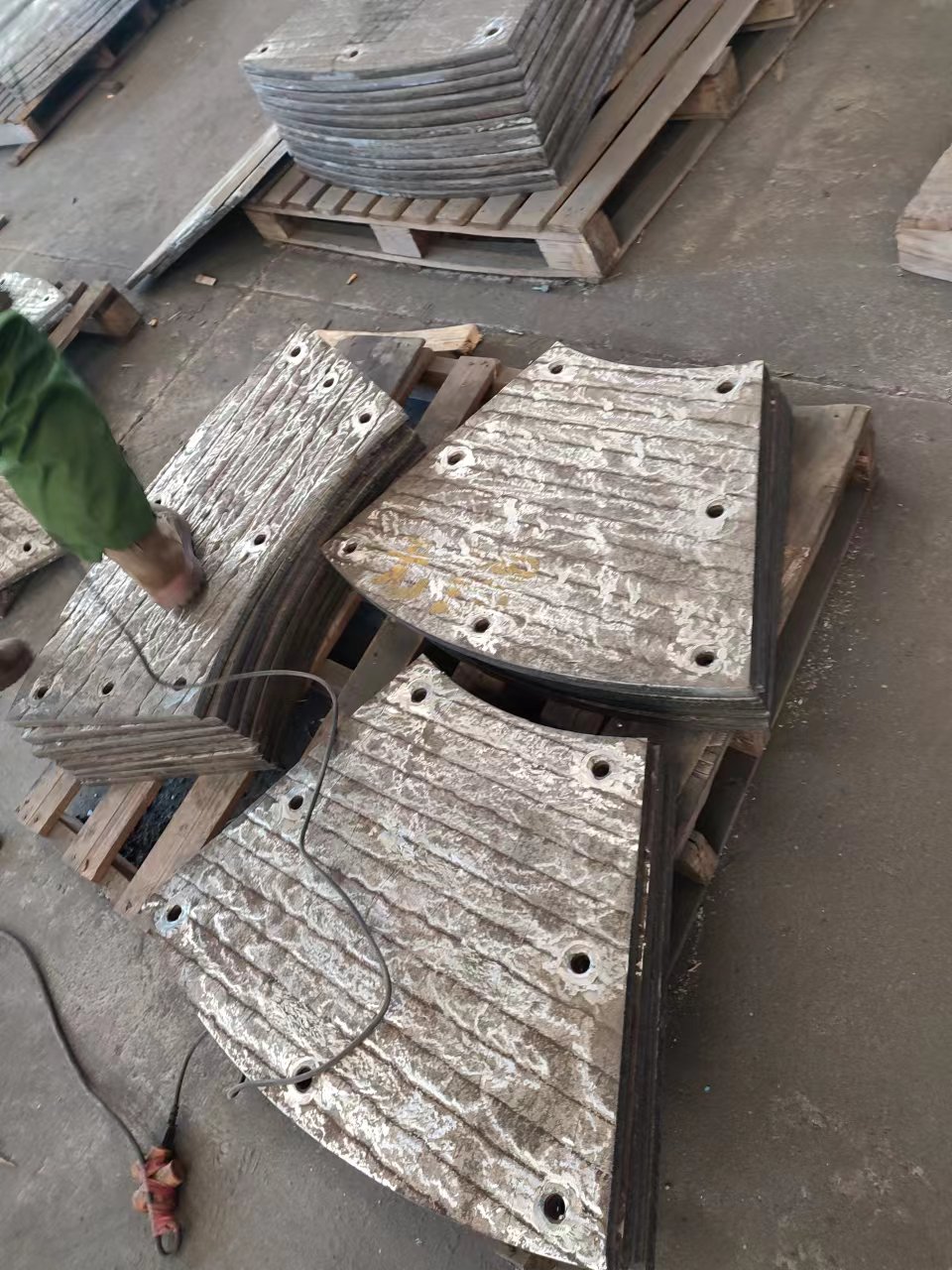 陕西高铬合金耐磨板，堆焊耐磨板